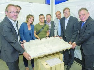 Sion, le 22 août 2013
Les partenaires du projet Campus présentent la maquette du projet choisi pour les constructions de la rue de l'Industrie à Sion.
Conférence de Presse pour la présentation du projet gagnent du futur campus EPFL en ville de Sion.
De gauche a droite : Marc-André Berclaz, Isabelle Evéquoz, Nuno Ferreira, Marcel Maurer, Francois Seppey, Jean-Michel Cina et Jacques Melly.
Sacha Bittel/Le Nouvelliste